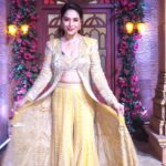 Madhuri Dixit Instagram - oh soneya 💗💗💗 #wednesday #wednesdayvibes #trendingsong #dancereels #reelsinstagram #explore #fyp #trendingdance