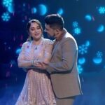Madhuri Dixit Instagram - Madhuri’s birthday special episode mein aaye unke husband dance ke manch par, jaha hui unki khaas mehmaan nawaazi. 🤩 Dekhiye #DanceDeewane, har Sat-Sun raat 9:30 baje, sirf #Colors aur @officialjiocinema par. @madhuridixitnene @suniel.shetty @bharti.laughterqueen @drneneofficial