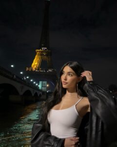 Madison Beer Instagram - paris must’ve turned the eiffel tower off bc we were having too much fun (≧◡≦)