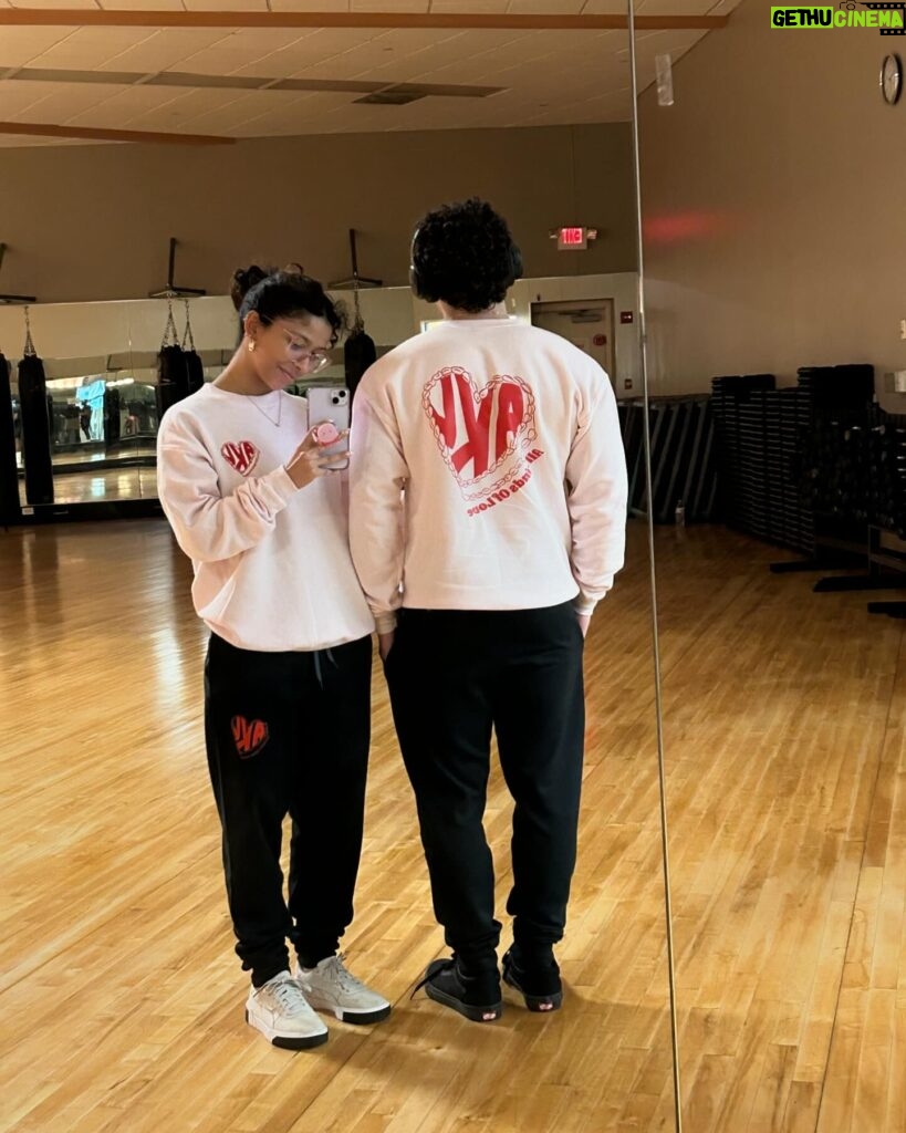 Madison Reyes Instagram - Action shots of our new All Kinds of Love Crewneck wore it out to the gym looking prettyyy good! Did you get your hands on one? Orders to be shipped out soon just waiting on correct tote bags 🩷 (sweats not available)