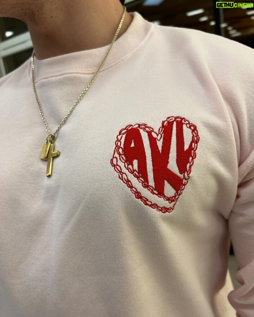 Madison Reyes Instagram - Action shots of our new All Kinds of Love Crewneck wore it out to the gym looking prettyyy good! Did you get your hands on one? Orders to be shipped out soon just waiting on correct tote bags 🩷 (sweats not available)