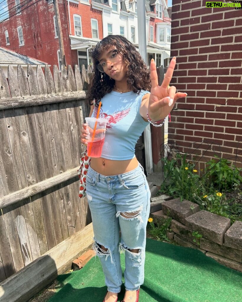 Madison Reyes Instagram - New nails 💅@ronellysnailsart Top and shoes @shopcider P.s need to start working on this backyard ASAP