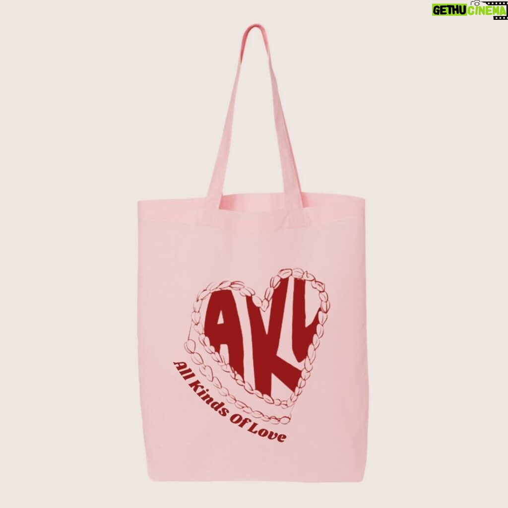 Madison Reyes Instagram - Happy Valentines Day lovelies 🤩 my gift to you is a limited edition All Kinds of Love crewneck and tote bag open now for preorder! It was so much designing this piece and I know you love it because you chose it for this drop. It has brought me so much happiness basically collaborating on it. Since I love you I’ll leave it open til Friday !