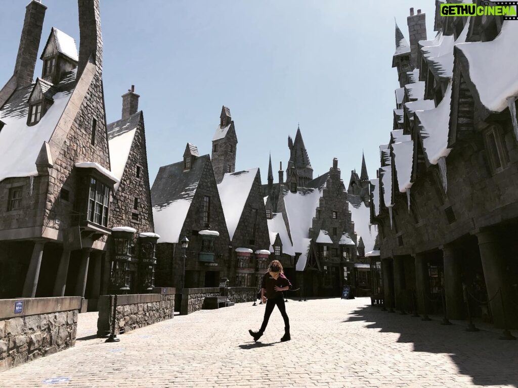 Mae Whitman Instagram - it’s leviosa not levioSA how can you not know this by now
