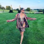 Maggie Civantos Instagram - Días de un poco de todo… de princesa a granjera… Sunflowers, wedding, farm and lovely people … Somerset, England