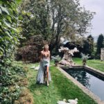 Maggie Civantos Instagram - Días de un poco de todo… de princesa a granjera… Sunflowers, wedding, farm and lovely people … Somerset, England