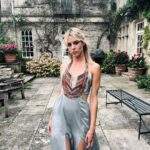 Maggie Civantos Instagram - Días de un poco de todo… de princesa a granjera… Sunflowers, wedding, farm and lovely people … Somerset, England