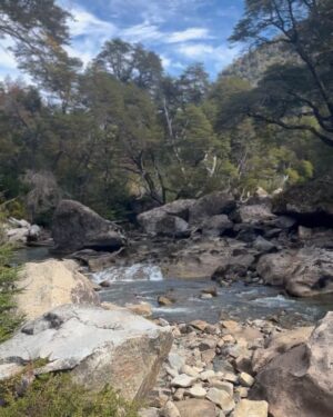 Maggie Civantos Instagram - Primer chapuzón de mi primavera, despidiendo este maravilloso país!

Spring has sprung and autumn has come 🌻🌼 

The last leg of our journey has been peaceful and beautiful  #sanmartindelosandes  #patagoniaargentina 🤍🫶🏼

Gracias @may_ariadna por organizar nuestro viaje! 
🙏🏻 @rotui_apart_hotel