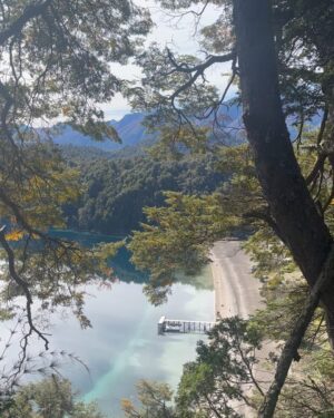 Maggie Civantos Instagram - Primer chapuzón de mi primavera, despidiendo este maravilloso país!

Spring has sprung and autumn has come 🌻🌼 

The last leg of our journey has been peaceful and beautiful  #sanmartindelosandes  #patagoniaargentina 🤍🫶🏼

Gracias @may_ariadna por organizar nuestro viaje! 
🙏🏻 @rotui_apart_hotel