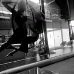 Maggie Civantos Instagram - Facing fears in the hoop…spinning 😫 … keep working on it… Aprendiendo a vencer el miedo a girar… Gracias @laura_yog 🙏🏻❤️