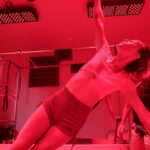 Maggie Q Instagram - Gotta give it to @jens_hot_buddhi for elevating our pilates session with infrared and red lights to create a harder, hotter, and healthier full body workout, and way sweatier 🥵. Swipe to the end where Assistant Trainer Arthur gives mid-workout kisses! He might be the reason I do it. 😍