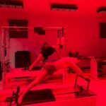 Maggie Q Instagram - Gotta give it to @jens_hot_buddhi for elevating our pilates session with infrared and red lights to create a harder, hotter, and healthier full body workout, and way sweatier 🥵. Swipe to the end where Assistant Trainer Arthur gives mid-workout kisses! He might be the reason I do it. 😍