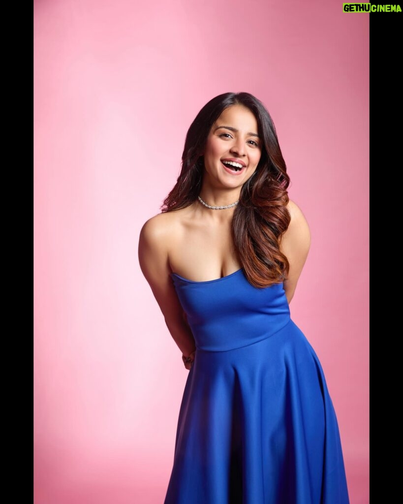 Mahima Makwana Instagram - Embracing with tranquil beauty of blue amidst cotton candy clouds. 💙✨ Promotions #Showtime @disneyplushotstar 🧨✨ . . Photographer- @akshayphotoartist MUA - @sakbagasramua Hairstylist- @shrushti_birje_28 Styled by: @esther_pinto98 Outfit: @ozeqo Jewellery: @kushalsfashionjewellery Footwear: @aands_official @ascendcommunication Assisted by: @__praa____