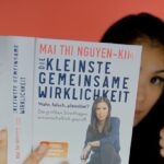 Mai Thi Nguyen-Kim Instagram - WERBUNG: Sind Sie auch genervt, dass Mai Thi Nguyen-Kim so viel mit ihren riesigen Händen gestikuliert? 👇 Das Buch #DieKleinsteGemeinsameWirklichkeit gibt es 💯% GESTENFREI‼️ Überall* wo es Bücher gibt! *Aber am liebsten natürlich in eurer lokalen Buchhandlung ❤️📚