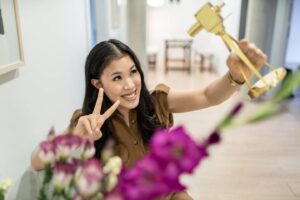 Mai Thi Nguyen-Kim Instagram - Freunde der Sonne!!! Ist das etwa eine @goldenekamera in meiner Hand?? #maiLab hat tatsächlich in der Kategorie Information gewonnen und wir freuen uns RIESIG über den #YTGKDA 🥳🎉🎊😍🍪☀️
Im Namen des maiLab-Teams: DANKE, liebe Jury! Das motiviert uns sehr 💜 
Danke an @dechangeman und @carokebelin für die tolle und gelungene Überraschungsübergabe und an @lars_heidrich  für die schönen Fotos 📸
