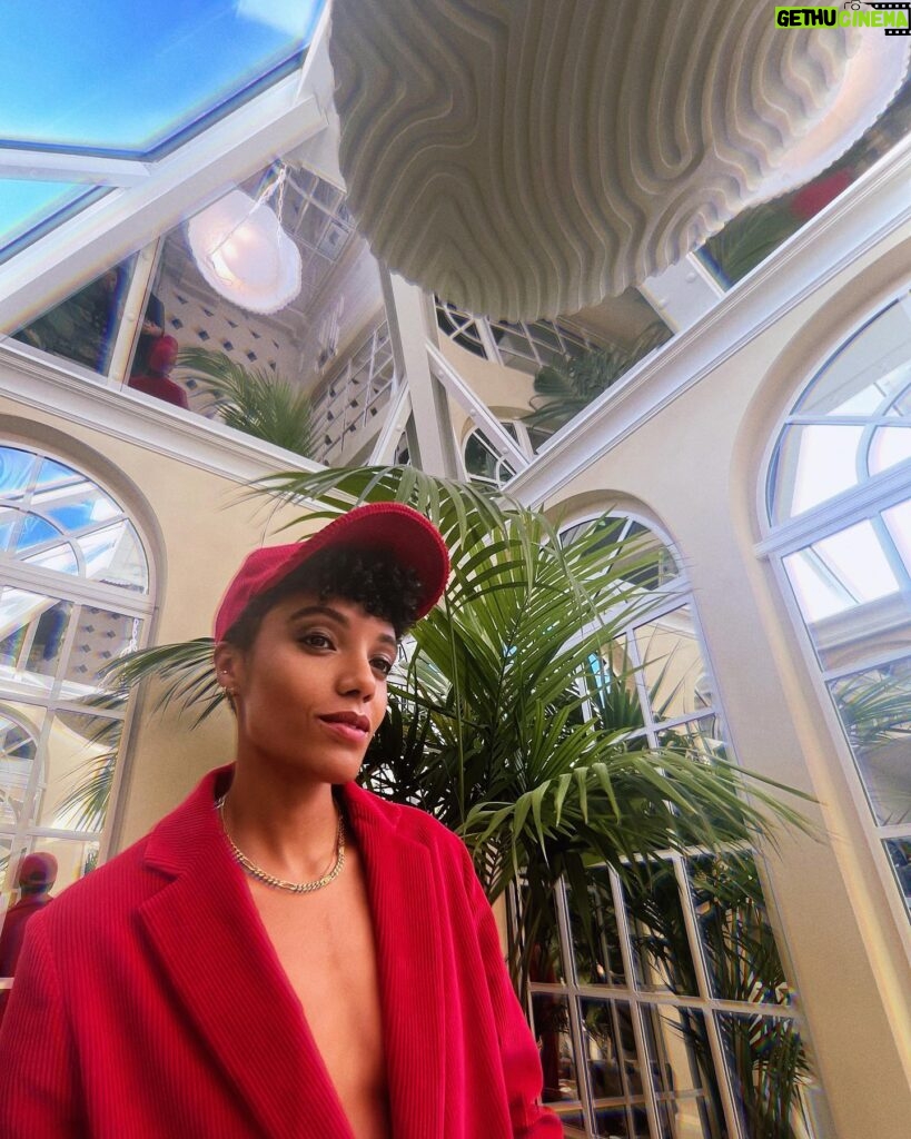 Maisie Richardson-Sellers Instagram - A dreamy Parisian evening at the races with @longchamp 🐎 didn’t win, guess that means I’ll have to come back..? 😏#LongchampAtTheRaces #ad