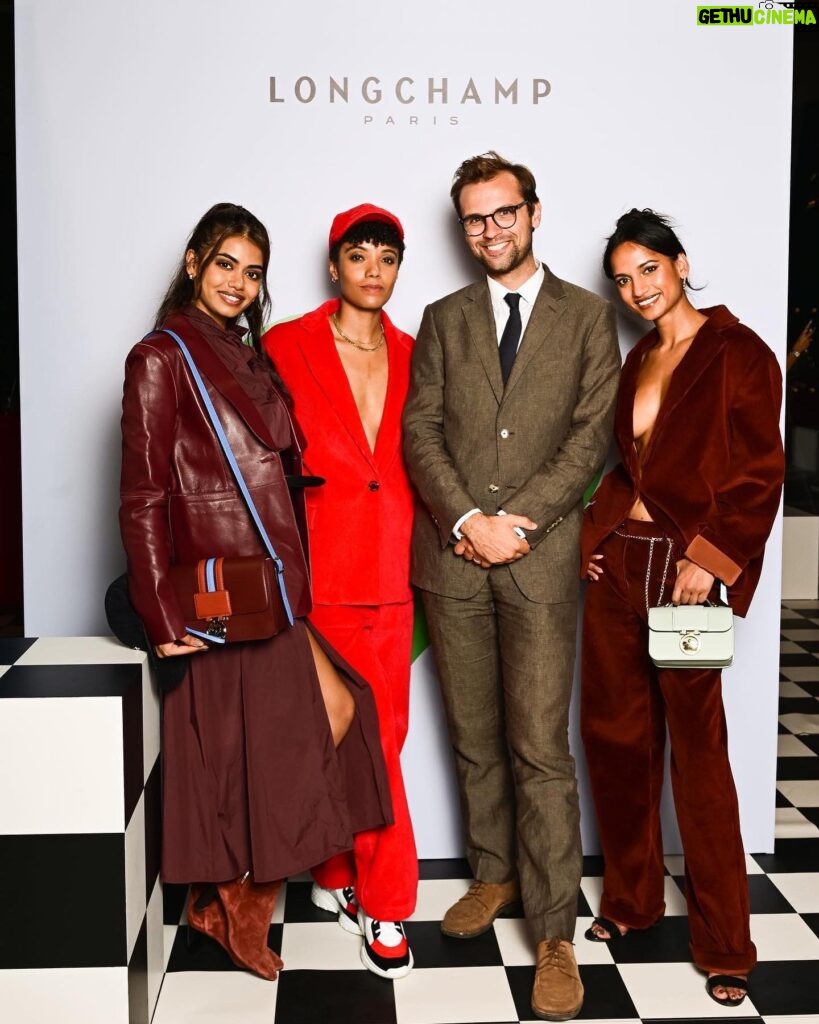 Maisie Richardson-Sellers Instagram - A dreamy Parisian evening at the races with @longchamp 🐎 didn’t win, guess that means I’ll have to come back..? 😏#LongchampAtTheRaces #ad