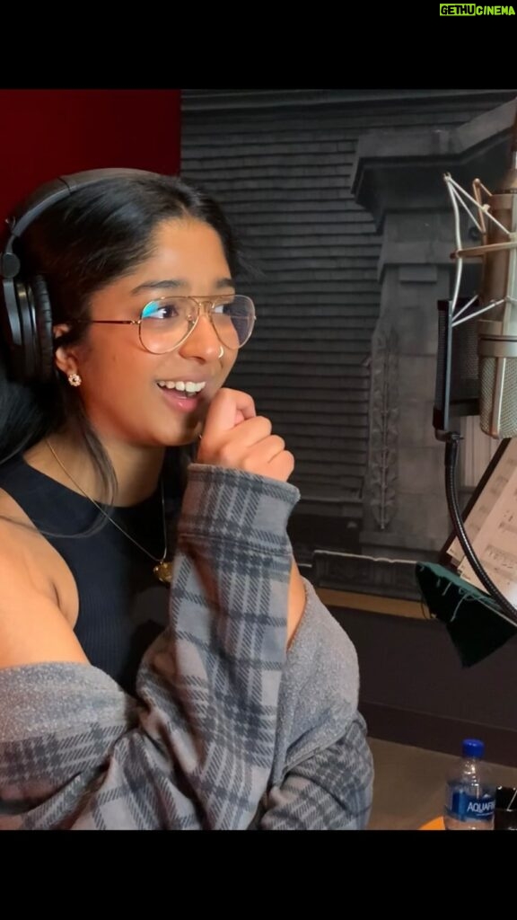 Maitreyi Ramakrishnan Instagram - but can she even sing tho?? idk but this has been in my camera roll for over a month now, so hope y’all enjoy. shoutout to my teacher who’s always pushing me to challenge myself and surprise myself🫶🏽💗✨ 🎶 Make You Feel My Love by Bob Dylan (not Adele, she covered his song. ✨the more you know✨)