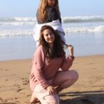 Majdouline Idrissi Instagram - Séance photo improvisée à la plage 🤭 Deux styles assez différents mais avec le même grain de folie... c'est pourquoi j'apprécie autant @ibtissamlaroussi1 🙌😍 Encore beaucoup de projets à faire ensemble !! - - #photography #natural #smile #love #friends #happiness #sunshine #ocean #heart #goodvibes #lifestyle #instant #capture #maghreb #casablanca #rabat #morocco