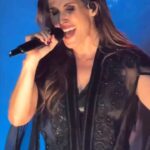 Malú Instagram - A Todo Sí junto a @_maluoficial_!!! Enhorabuena por otro sold out!!! Felices de compartir contigo!!! Mañana... Sevilla!!! 🤟🏻🤟🏻🤟🏻 #ATodoSíTour