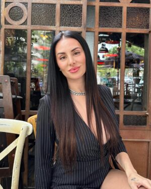 Mala Rodríguez Instagram - Nací en Jerez de la Frontera y vengo de una familia humilde, mi mamá me tuvo sola con 17 y me enseñó que nada es imposible, pintaba trenes cuando era menor y me gustaba escribir letras, me encantaba correr, el fútbol y montar en bicicleta, me fui de casa a los 19, me enamore con 22, fui madre con 24, y los crie sola a los dos, este mundo no es fácil si eres una mujer valiente pero no hay tiempo para llorar ni para dejarse vencer. Muchas veces pensé en dejarlo y no sentir culpa pero la música siempre me hacía tanto bien… siempre me hizo mejor ademas el dinero no llena, necesitamos mucho más que llenar solo la nevera. Yo soy espiritual y creo en Dios y creo en dar y me jode que la gente no pille que podemos estar mal, pasando por algo dificil y no se pare a pensar que con una simple sonrisa todo puede cambiar 🤍