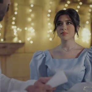 Malak Abu Zaid Instagram - _
رنا عطت وليد الورقة المكتوب فيها قصة مي وشمردل ..!

.
.
مع صديقي اللي ما ارضي ينكسر خاطرة 
@moe.kaz 🤍🤍

#مسلسل_منت_رايق 
تاليف:#مني_النوفلي 
@monaalnoofli ✍️
اخراج :#نهلة_الفهد 
@nahlaalfahad 🎬
انتاج:#يوسف_الغيث 
@yousifalghaith