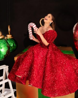 Malak Koura Instagram - Wishing everyone a Merry Christmas 🎄🎁⁣
Dress by: @samo_hagras ⁣
Christmas decorations: @eventsbyyasminmedhat ⁣
Jewellery: @michaelorojewellery 
Makeup: @henda.mohsen ⁣
Hair: @hemajoe_hairstylist ⁣
Photography: @abdallaphotography