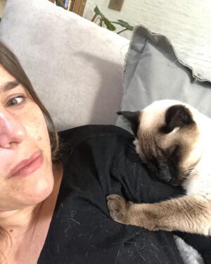 Malena Guinzburg Instagram - Te voy a extrañar tanto Chave hermosa ❤️
Gracias por estos 21 años juntas ❤️❤️❤️❤️❤️❤️
No dabas más, aguantaste un montón, ahora a descansar. Que te toque un cielo lleno de atún y pollito, que tengas el calor que tenías abajo la estufa o cuando nos acostábamos y tapábamos juntas. Que te hagan mimos como te haría yo.
Te amo