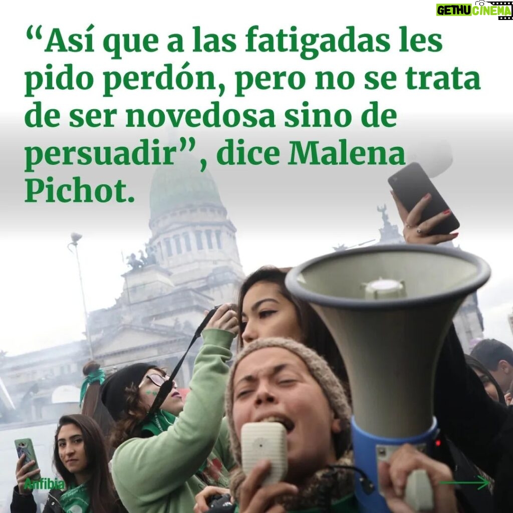 Malena Pichot Instagram - 🍳 Cuando comenzó la reacción conservadora, los varones que creíamos tan progres dieron una voltereta en el aire y se burlaron de lo conquistado hasta el momento por mujeres y diversidades. 😶‍🌫️ Además, algunas militantes terminaron reclamándole al feminismo que no nos victimicemos y que laburemos más. El mantra de Simone de Beauvoir dice que no hay que dar ningún derecho por sentado. 💪 Así que, aunque cansadas, tendremos que repetir todo de nuevo: las mismas premisas básicas, las discusiones de 2018 y las de las sufragistas de principio de siglo también. Porque no se trata de ser novedosas, sino de persuadir. ✒️ @malepichot 📷 @emilianamiguelez 🫂 Agradecemos a las autoras por sumarse a la campaña #DameElFuegoDeTuAmor colaborando con este trabajo en apoyo a la reconstrucción de la redacción de nuestro medio. 👉🏽 Leé el texto completo en revistaanfibia.com 📲 (link en bio)