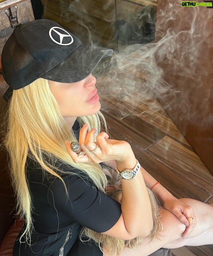 Malillany Marín Instagram - 🖤☕️💨