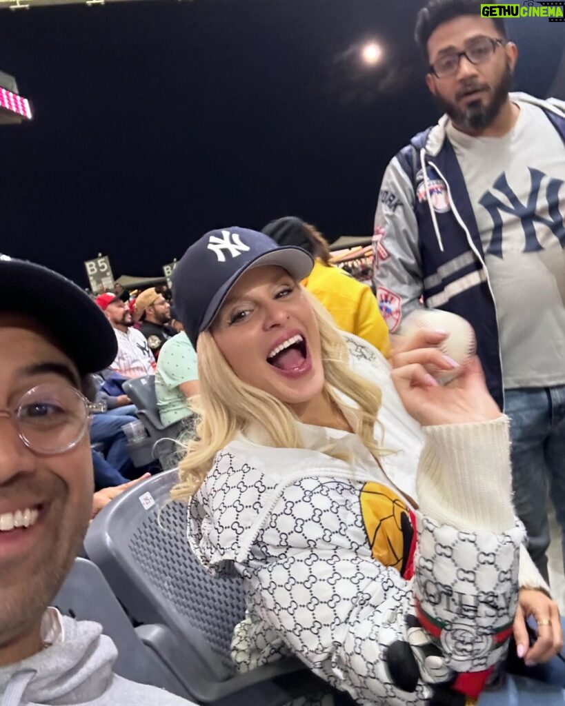 Malillany Marín Instagram - Un día especial 💙⚾️ #yankees #beisbol @yankees @diablosrojosmx ☺️😉 Y mi querido amigo y hermano de generación @isaacsalamef luego les subimos reel Soy muy feliz!!!