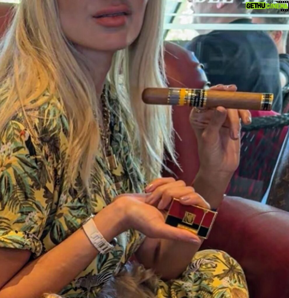 Malillany Marín Instagram - #24FestivalHabano. Como un Habano no hay ! 🇨🇺💨❤️ @habanos_oficial Fumar Habanos es todo un arte !!desde el cortador , como lo prendes ,tu cenicero ,en casa tú humidor . hasta donde lo compras y cuál eliges ,todo cuenta una historia. Soy nacida en la isla donde se da el mejor tabaco del mundo . 😍Es para nosotros parte de nuestra idiosincrasia! Es un olor que siempre me remite a cosas alegres y a mi tierra natal .Nunca olvidaré la sensación de la primera vez que encendí un habano .. una historia de amor para toda la vida . Esta es mi selección para esta edición de el Festival de Habanos #cohibaideales