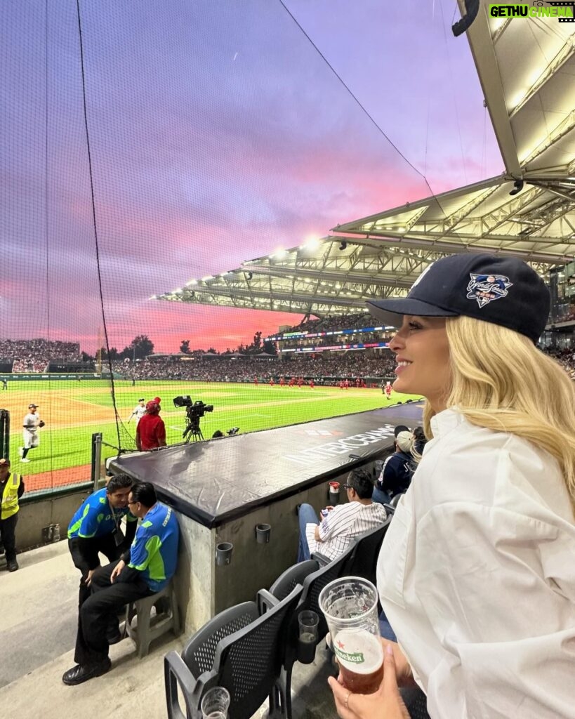 Malillany Marín Instagram - Un día especial 💙⚾️ #yankees #beisbol @yankees @diablosrojosmx ☺️😉 Y mi querido amigo y hermano de generación @isaacsalamef luego les subimos reel Soy muy feliz!!!