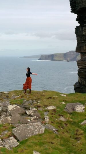 Malinda Kathleen Reese Instagram - Sing at the top of your lungs today.  Let something go.  Do right by you.  Rest.  Repeat ❤️ #breakingbreathing #singer #songwriter #cliffsofmoher #folk #irish #inspiration 

Filmed by @brian.ok