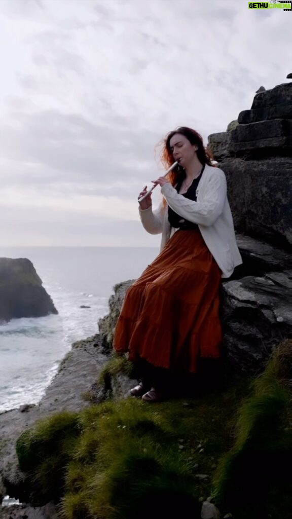 Malinda Kathleen Reese Instagram - Raglan Road on the Cliffs of Moher. Playing on a new @lirwhistle. Somehow both that metal whistle and my hands survived the freezing temperatures enough to get this tune out 🤪 filmed by @brian.ok #ireland #irish #cliffsofmoher #whistle #flute #singer #siren #reverb #live