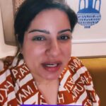 Mallika Dua Instagram – Millenials se kya shout out maangu comments mein. Hum toh whisper bhi nahin kar paate ab 🤐🤫