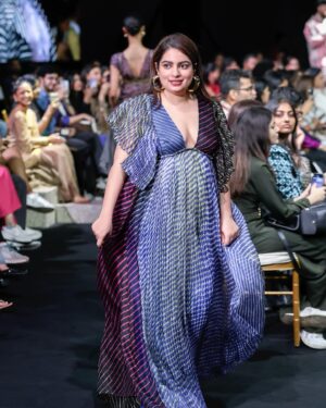 Mallika Dua Instagram - If it’s not you being a sample size, it’s the fact that you aren’t an nepo babe, or a South Delhi fashion gatekeeper or Mercury retrograde or something else. It’s not always the easiest getting designers to dress you when you love to dress up for most imagine their creations on a mannequin. 

Not @urvashikaur though. She makes clothes for human beings that come with their own voices,sizes and colour. All of which cannot be defined by and contained in sample size dimensions. Her clothes don’t conform, or force you to. 

This is why it was pure joy being part of 15 years of Urvashi Kaur at Lakme fashion week and walking alongside all of Urvashi’s muses,each  so accomplished, fearless and unique. 

Thank you for creating this beautiful show and for always making us part of your vibrant, inclusive, free size world, UK! 

#UrvashiKaur  #LakméFashionWeekxFDCI #LakméFashionWeek #LFWxFDCI #LFW #FDCI

@lakmefashionwk @lakmeindia @nexaexperience @fdciofficial @r1seworldwide @reliancebrandsltd

Styling: @dhfranklin
Makeup: @eshwarlog 
Hair: @dellsi.mody 
Show director: @lubna.adam
Backstage: @delnazd 
Music: @martinduboismdub