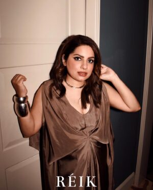 Mallika Dua Instagram - @mallikadua a vision wearing “Norma” in taupe silk.

www.reik.in
.
.
.
.
#reik #reikclothing #reikstudio #womeninreik #womenfashion #collection24 #springsummer