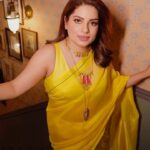 Mallika Dua Instagram - Mango Bite 💋 . . . . . I spent women’s day hair flipping and being dolled up by the most talented group of women. Not bad. Give compliment? . . . . . @makeupbychandanimalik @hairbysimrankaur 📹 @annoushkasharma