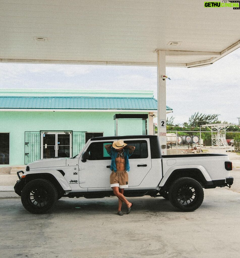 Maluma Instagram - Mi amor le lleno el tanque..? ⛽😂