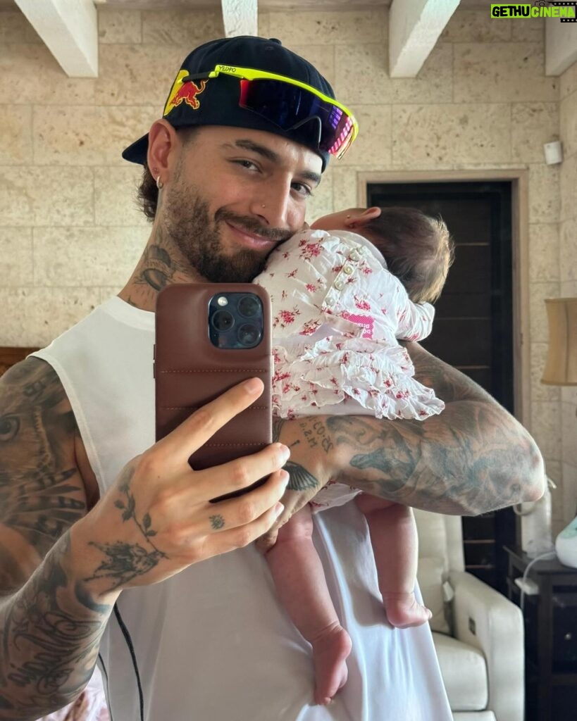 Maluma Instagram - Juan Luis hace dos años vivía el mejor momento de su vida, hoy se repite 💘 — Se imaginan el próximo “MEDALLO EN EL MAPA” ya con la Baby a bordo??? 🥹 Pa’ cuando pues?? Ustedes mandan!! 💜🏟