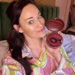 Mamrie Hart Instagram - Santa came late…… but you don’t have to. Hey yo! 2024 is about taking things into your own hands. Whether that’s a partnership with Bellesa (IYKYK 😜) or just getting your pleasure up with these hand held goodies. Now…I shall hook y’all up. EVERYONE who signs up to my giveaway will receive either a free toy or a gift card! All you have to do is: ✨ Click the link in my bio ✨ Sign up with your email ✨ See your gift from @bellesaco 100% discreet shipping & billing ✨ Ships worldwide 🙌🏻 Tag someone who deserves a vibe! What should I manifest next? #bellesapartner