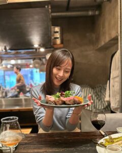Manami Higa Instagram - crank upのご褒美飯🍴🍖😋💕 早めの誕生日も祝ってもらいました🎂 thank you🩵💛💜