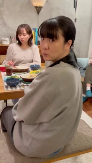 Manami Higa Instagram - カメラが回ってない時でも
隙を見ては食べていた私たち。笑
とても平和な世界でした🕊️✨

@nhk_yorudora 
#つくたべドラマ