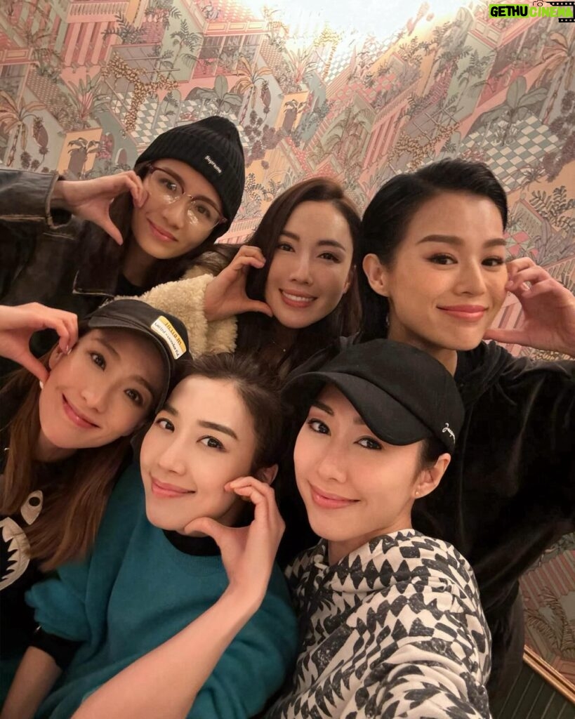 Mandy Wong Instagram - 天氣好凍，但我地好hot好熱辣辣， 滾吓烚吓傾吓 with my sistersss @victorianera_hk The next station is 。。。🔥🔥🔥 @selenaleelalee @nwuuu @paisleyhu @myoliemyolie @elaine_yiu #胡說八道世界巡迴演唱會