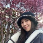 Mandy Wong Instagram – 千辛萬苦，終於比我捕捉到一棵早開嘅櫻花🌸🫣
唯有食番杯限量版櫻花雪糕，感受下盛開的Sakura~