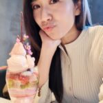 Mandy Wong Instagram – 千辛萬苦，終於比我捕捉到一棵早開嘅櫻花🌸🫣
唯有食番杯限量版櫻花雪糕，感受下盛開的Sakura~
