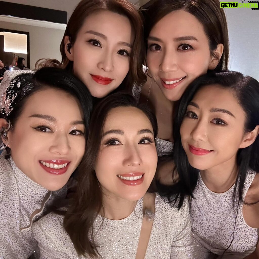 Mandy Wong Instagram - If December never end…..💕💕💕咁就好啦！ 第二場加油，go girlsss 💃🏻 Good show!!!! @myoliemyolie @nwuuu @selenaleelalee @elaine_yiu @paisleyhu @thundervalley #胡說八道世界巡迴演唱會 #memorabletrip❤️ #girlsnight