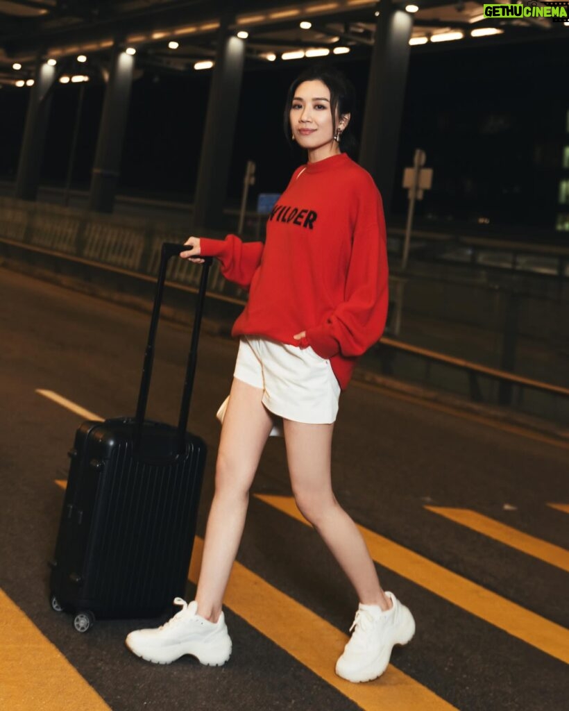 Mandy Wong Instagram - new year | new vibe | new start 🫶🏻 Milan I m coming ~ Ciao 🛫 Makeup: @littlewhiteofficial Hair： @jayxhair Photographer: @nickyjai ootd: @sportmax @sportmax_hk Styling: #qystyling #MFW