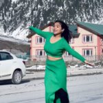 Manisha Rani Instagram - Wait for the End Reaction😜 Videography- @saju.kashmir @dmt_explores Outfit - @vidhicollection_lokhandwala #kashmir#1piece#manisharani#manishasquad